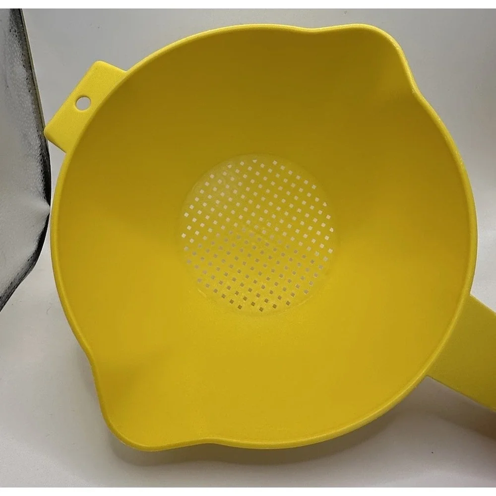Tupperware Strainer Colander Large 2 Quart Size Yellow EUC Kitchen Utensil